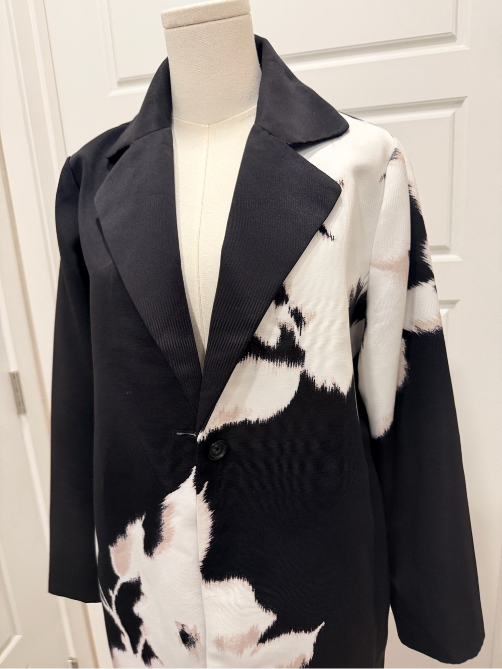 Chico’s Black & White Abstract Print Long Coat - Picture 3 of 7